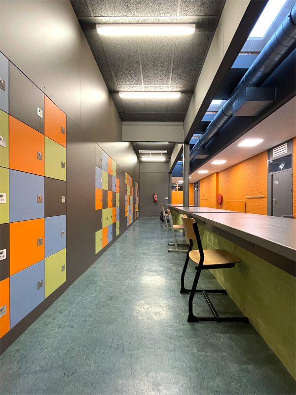 Kluisjes op maat in de huisstijl kleuren van Praktijkschool De Baanbreker.