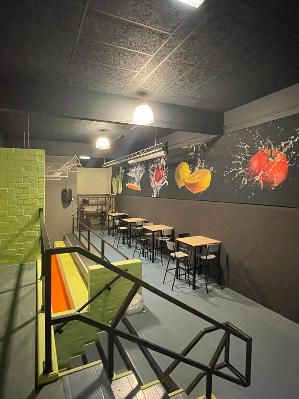 Kantine inrichting van Praktijkschool De Baanbreker in een industriële stijl met wallprint.