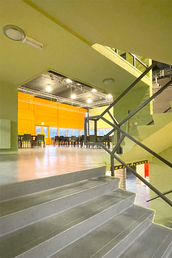Aula van het schoolgebouw van Praktijkschool De Baanbreker.