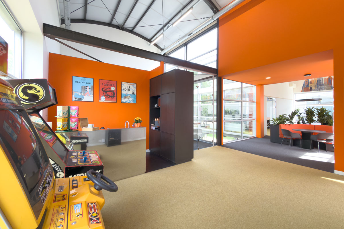 Entree van het Condor-kantoor in Amersfoort met oranje wanden, arcadekasten, pantry en overlegplek
