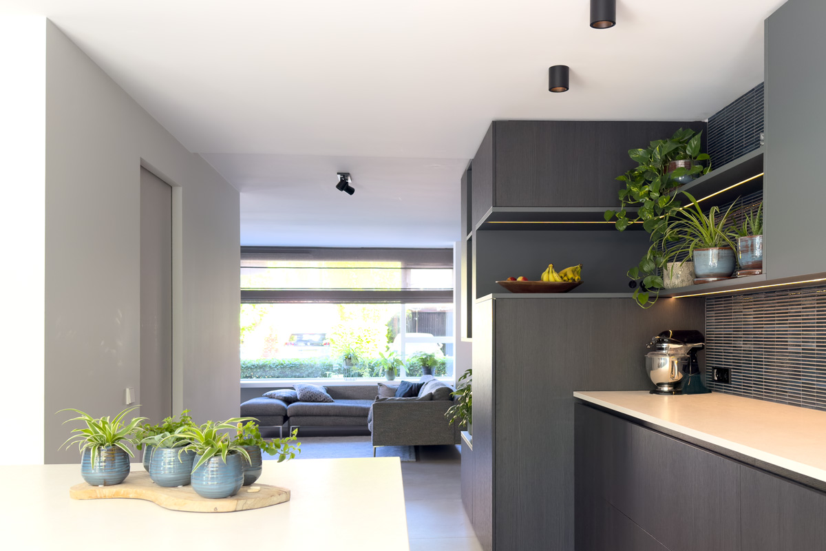 Maatwerk keuken in woning Amersfoort met kookeiland en hoge kastenwand