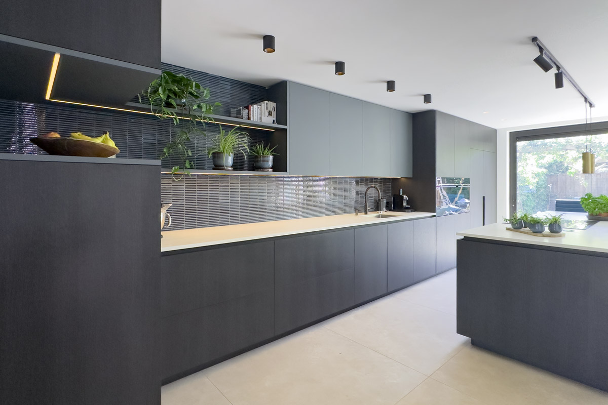 Interieurontwerp van een maatwerk keuken in Amersfoort met doordachte indeling en stijlvol kleurgebruik.