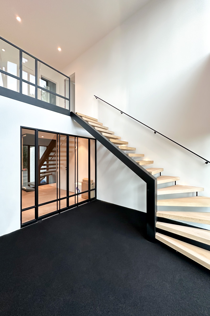 Interieurontwerp van entree met trap op maat