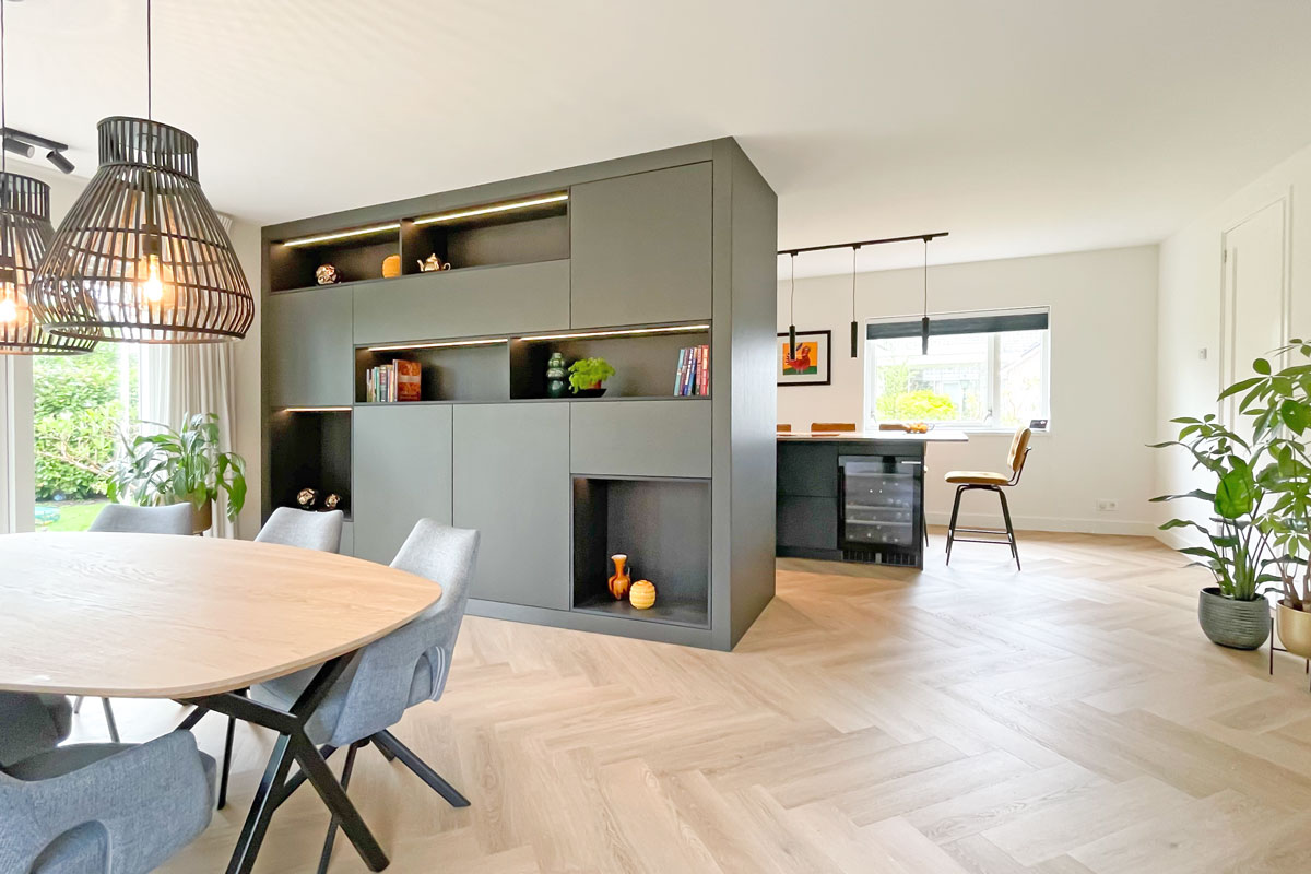 Open leefkeuken na verbouwing vrijstaande woning Utrecht met kookeiland en wandkast
