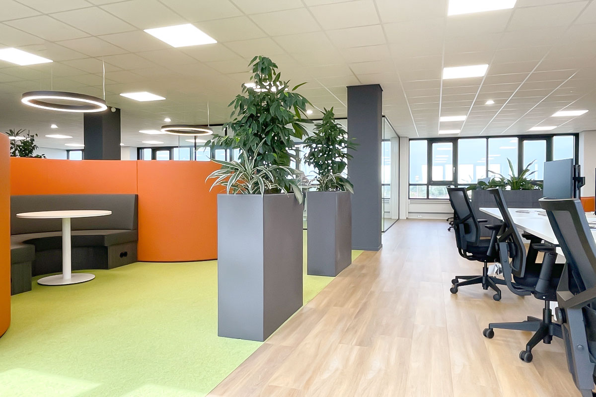 Kantoorinrichting EAGE met open kantoortuin en zit-sta bureaus