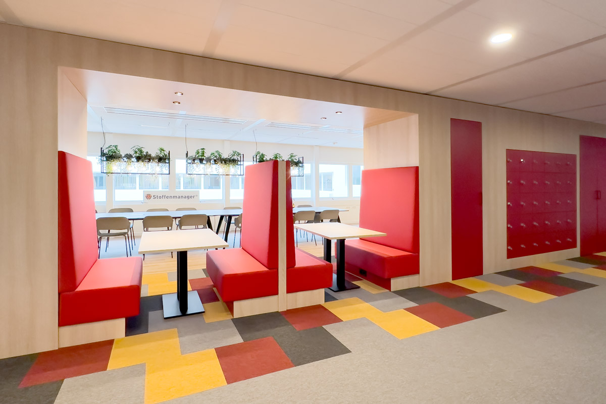 Interieurontwerp kantoor met op maat gemaakt meubel, voorzien van kluisjes, garderobekast, pantry en treinbanken.