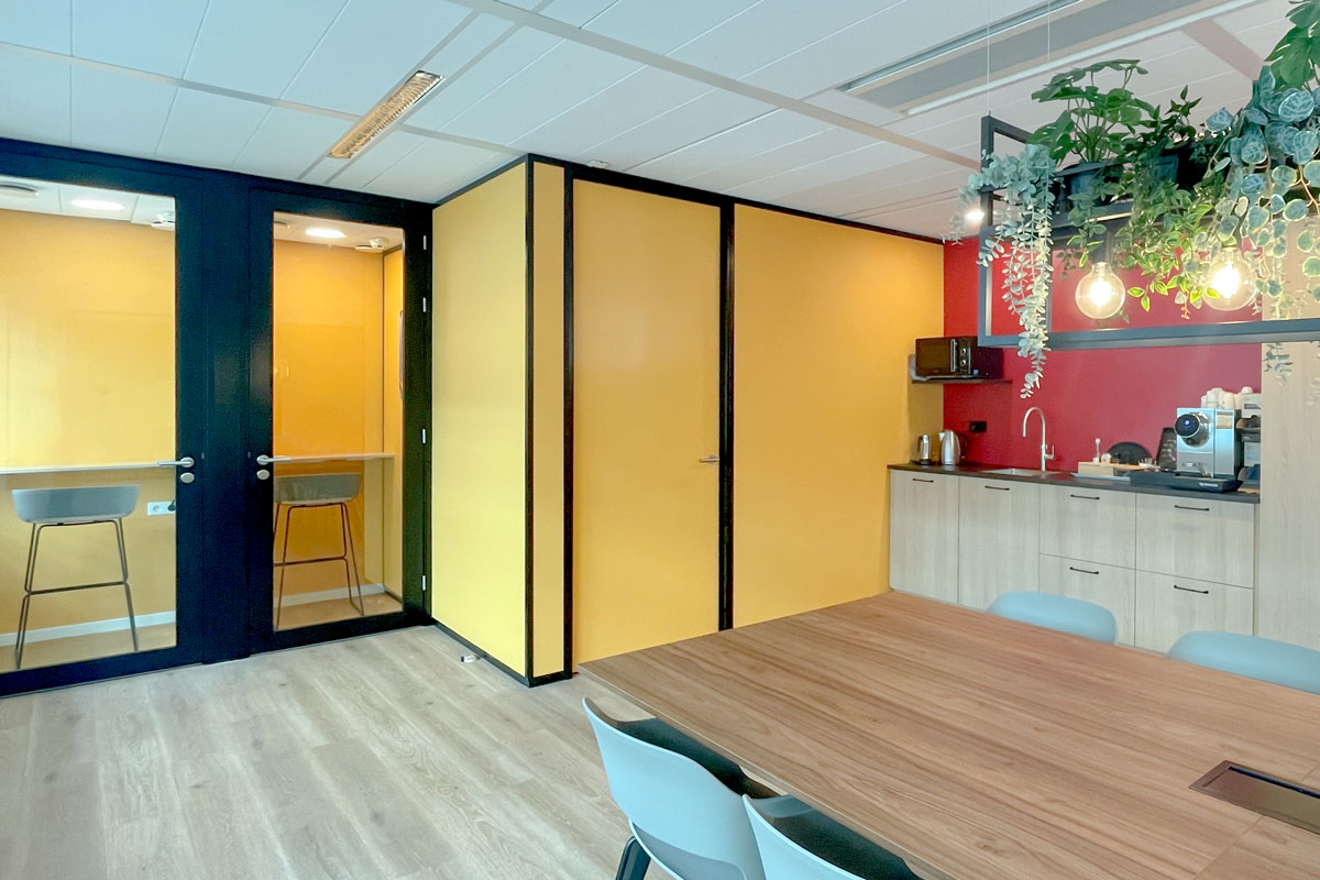 Pantry met lunchtafel en pantry met lunchtafel.