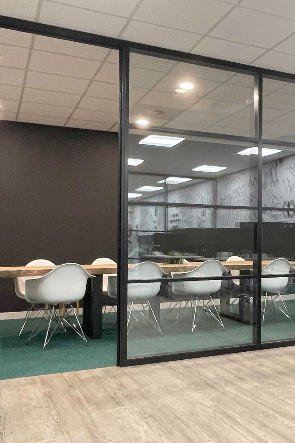 Kantoorinrichting Select uitzendbureau, vergaderruimte met glazen wanden en design stoelen
