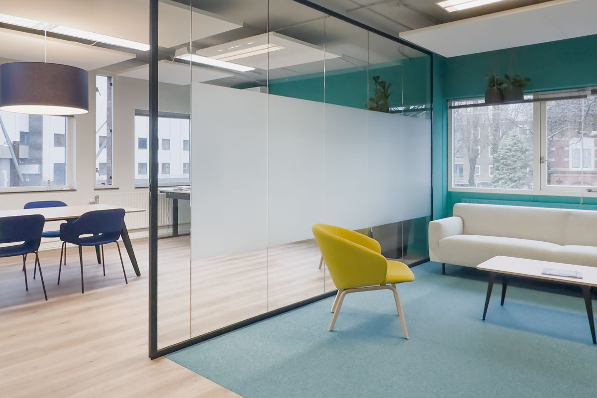 Vergaderkamer met blauwe stoelen en hanglamp en ontvangstruimte met gele fauteuil