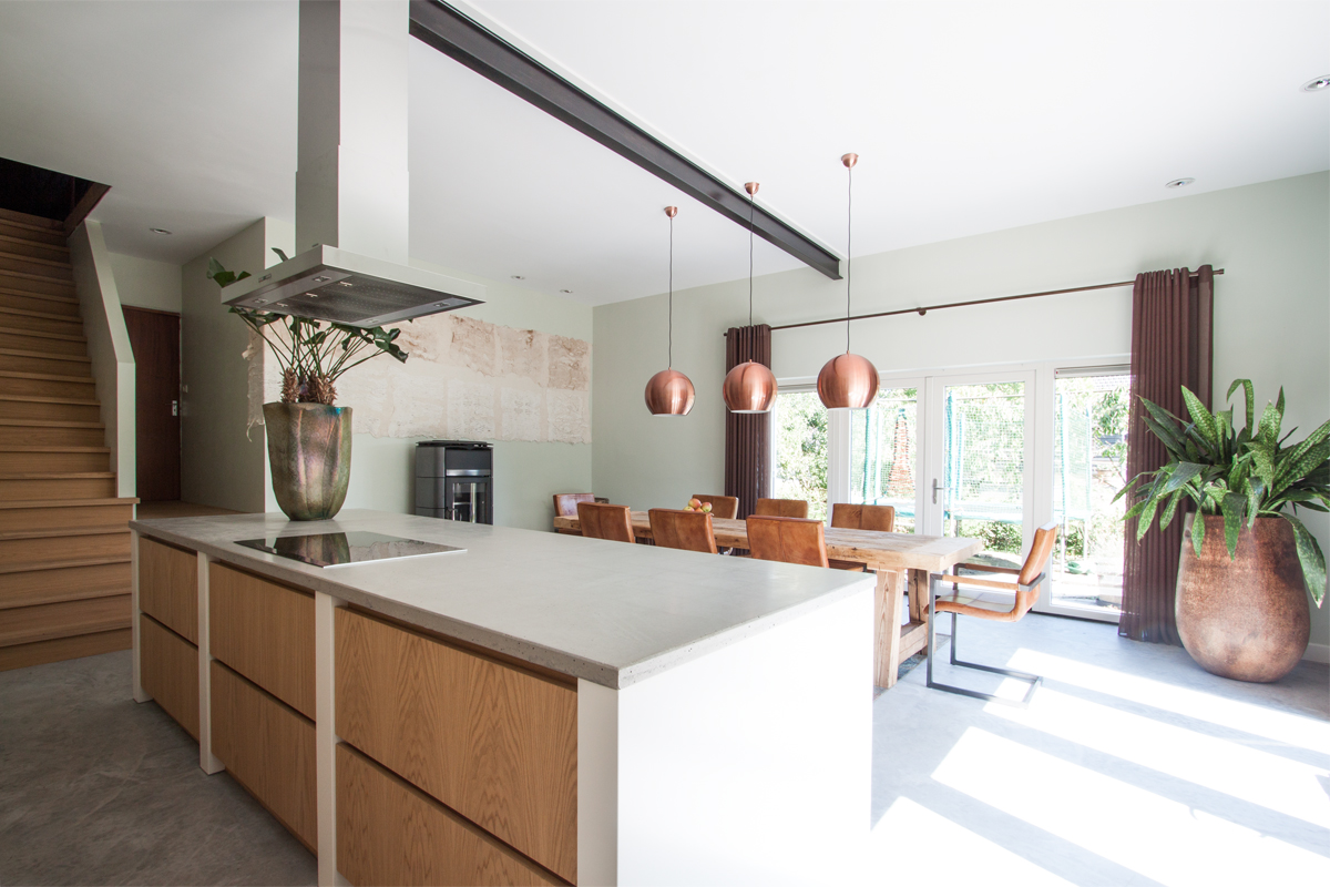 Kookeiland in woonboerderij Tienhoven met eetkamertafel