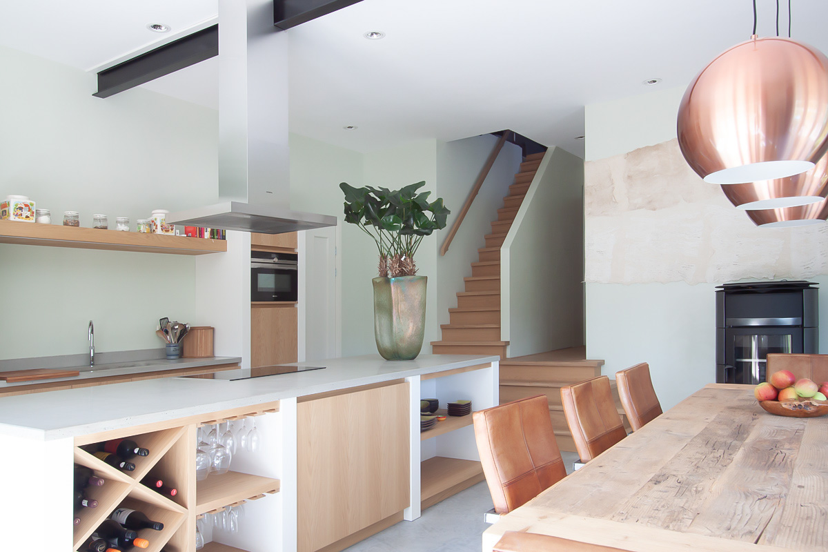 Ontwerp van een woonkeuken in moderne stijl met landelijke accenten.