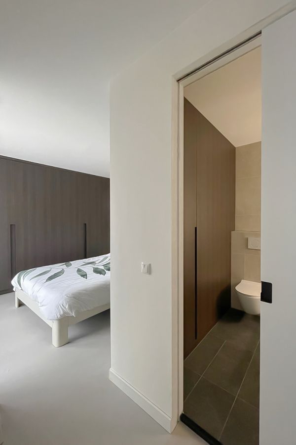 Slaapkamer en badkamer met inbouwkasten op maat
