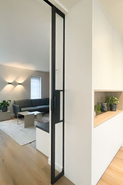 Moderne schuifdeur en maatwerkkast in een strak interieurontwerp in Amersfoort.