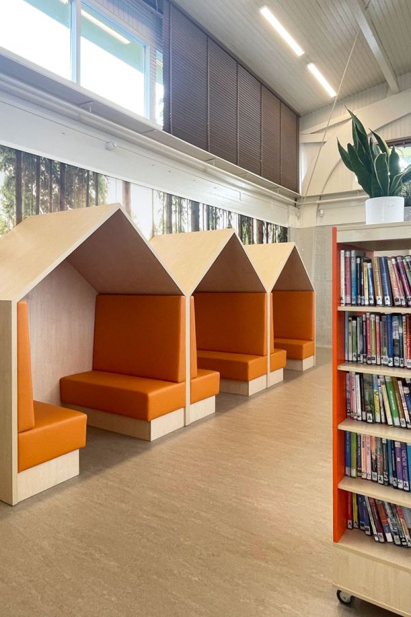 Treinbankjes voor leerplein, inrichting schoolgebouw