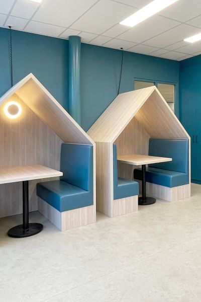 Ontwerp leerplein basisschool met treinbankjes