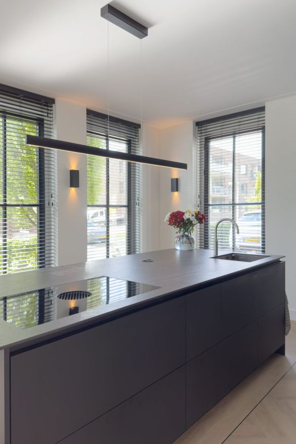 Interieurdesign woning Houten met zwarte keuken en kookeiland