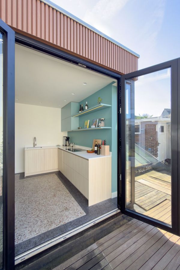 Verbouwing jaren 30 woning in Utrecht met openslaande deuren en moderne gevelbekleding.