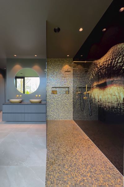 Luxe badkamer met gouden mozaïektegels, dubbele waskom en inloopdouche