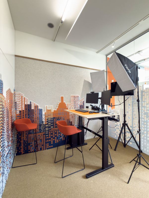 Webinarruimte met visuals.