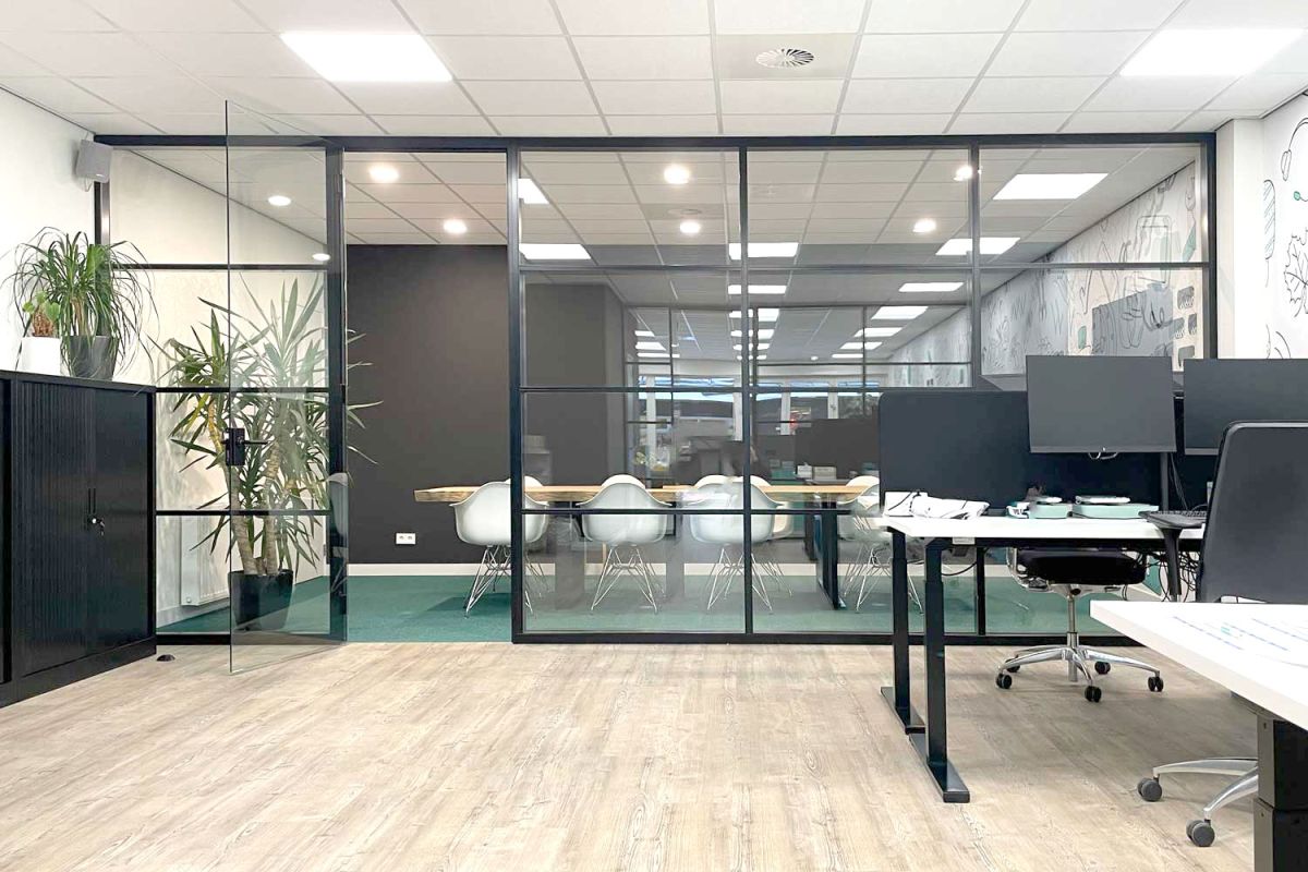 Vergaderkamer met glazen systeemwand voor kantoorinrichting Select uitzendbureau.