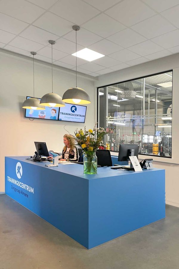 Balie en ontvangstbalie van fysiopraktijk Trainingscentrum Zorggroep Almere