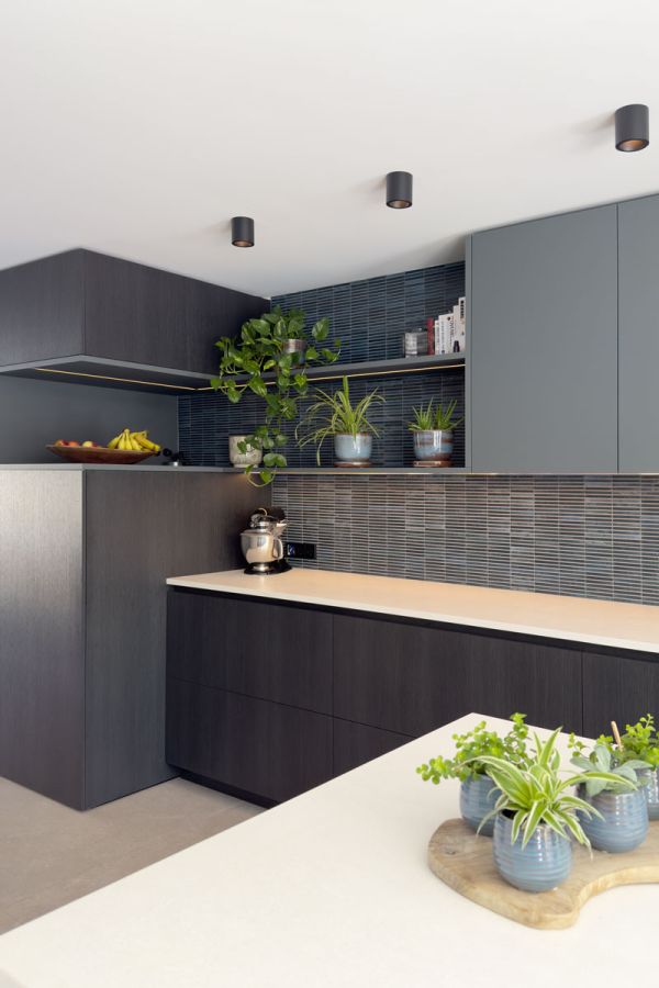 Keuken op maat in moderne stijl met donker hout
