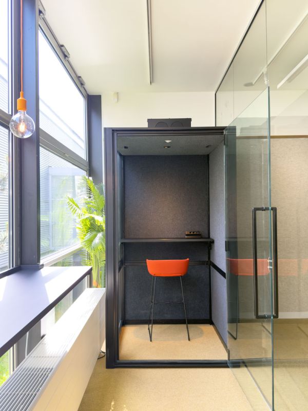 Belcel en wandplan in kantoorpand in Amersfoort.
