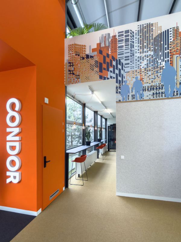 Entree van kantoor in Amersfoort met verlicht logo, visuals en flexibele werkplek.