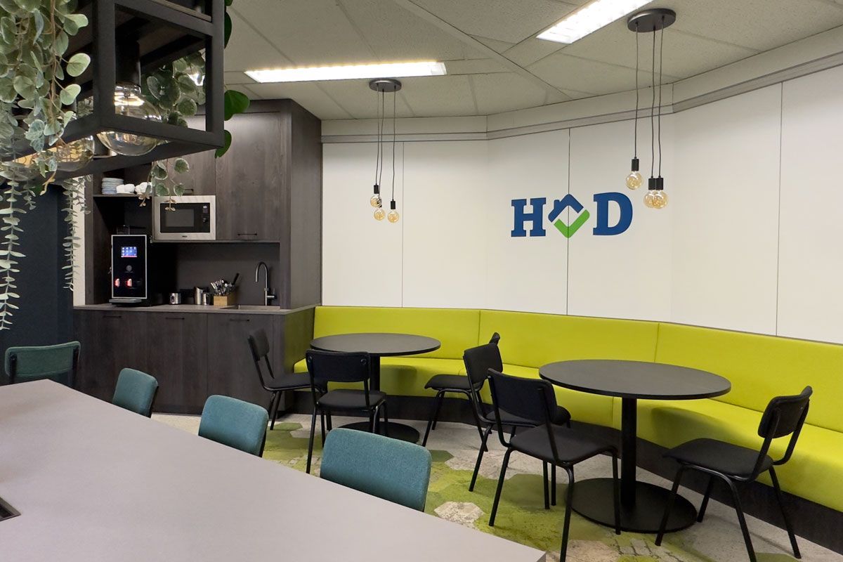 Ontwerp kantoorruimte HOD in Utrecht. Pantry en eetkamerbank.