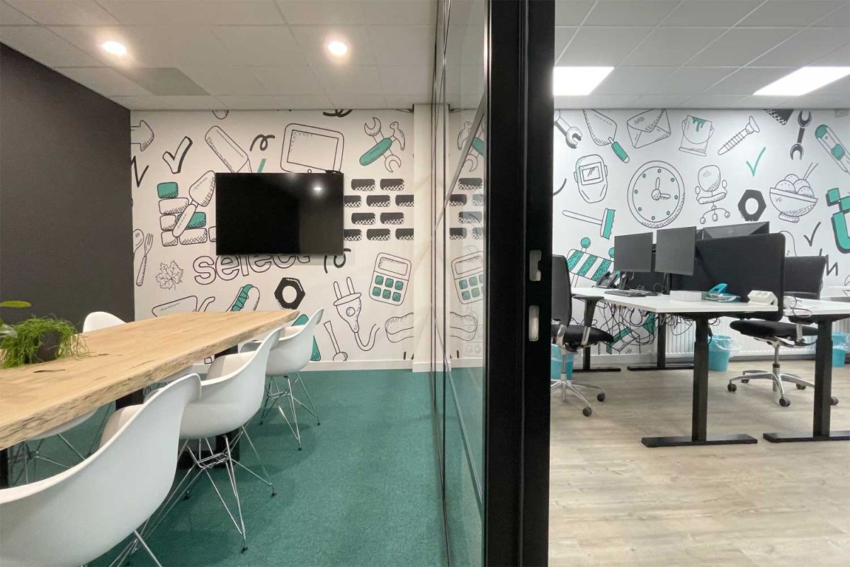 Moderne kantoorinrichting van uitzendbureau Select met doorvoering huisstijl