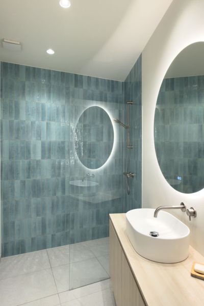 Moderne badkamer met blauwe tegels en wastafel