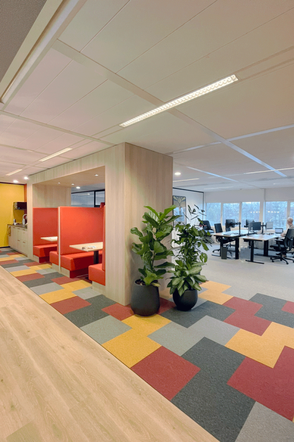 Kantoorinrichting in Amstelveen met maatwerk overlegplek en werkplekken